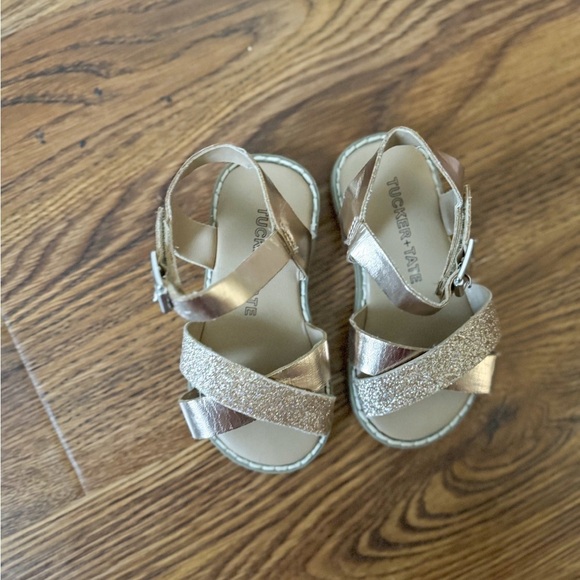 TUCKER AND TATE ARYA glittery gold infant sandals (size 5) - Picture 2 of 4